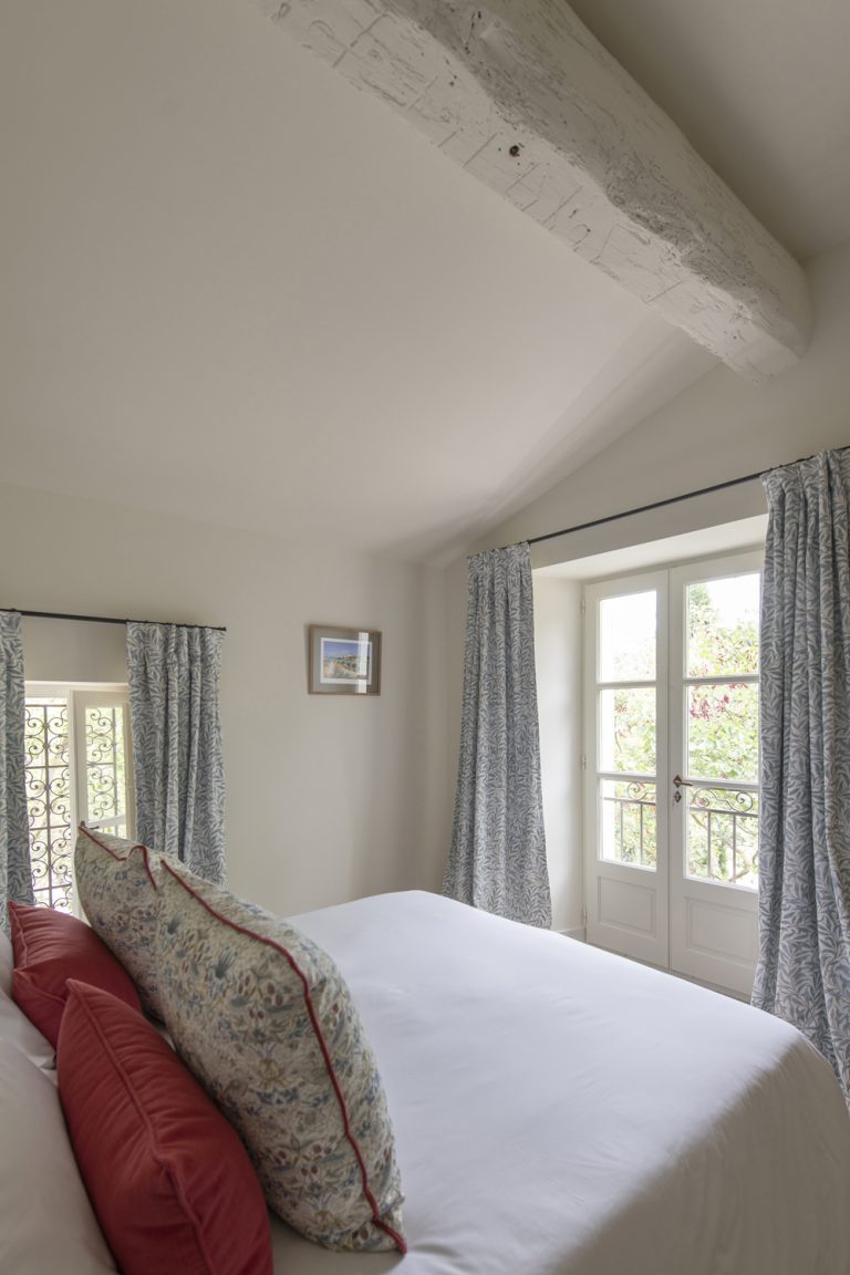 Chambre_ciel_vue_jardin_mas_Paillan