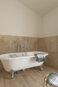 Salle de bain avec baignoire de la chambre ciel du Mas Paillan, une location estivale dans les Alpilles