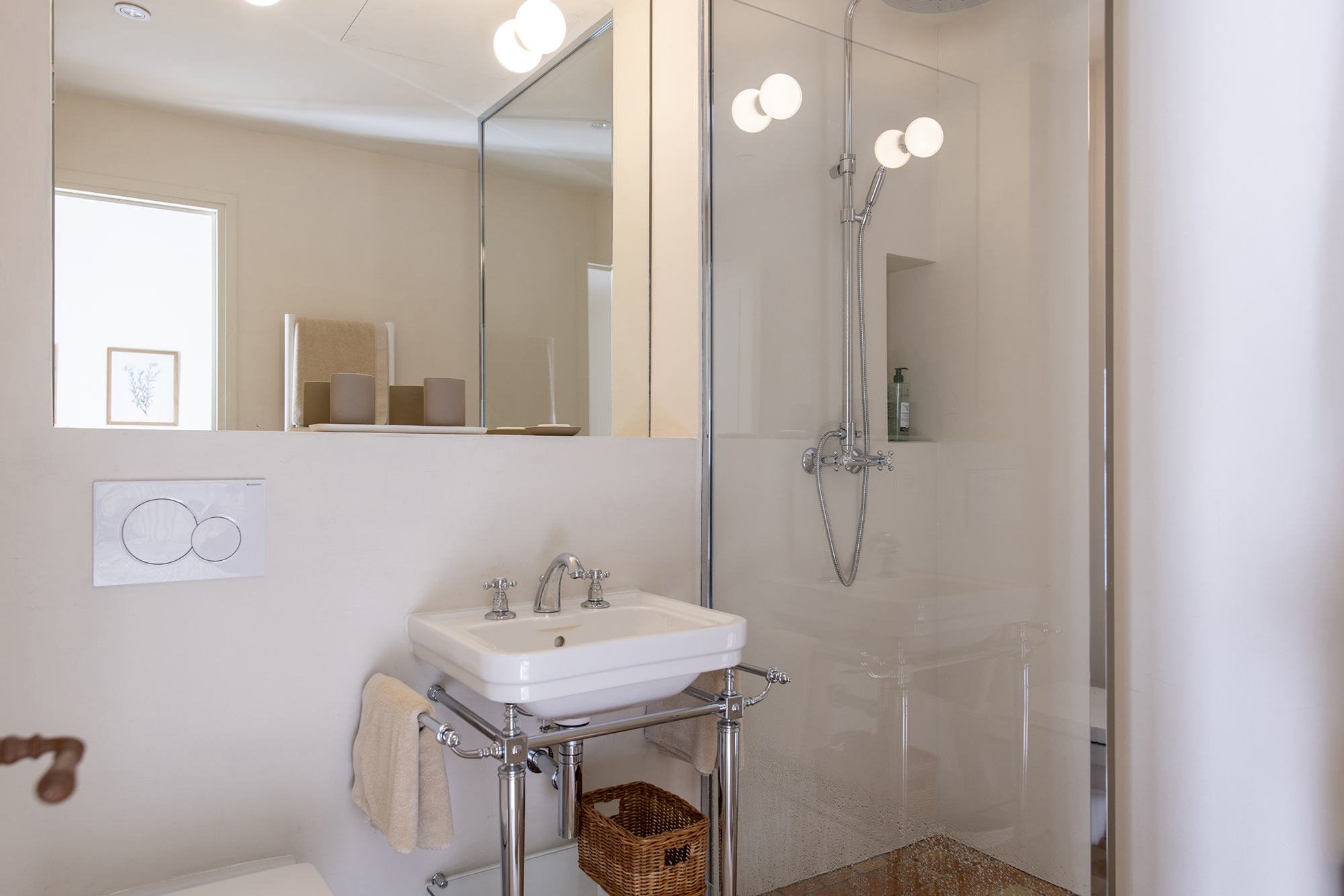 Salle_de_bain_chambre_Marine_douche_mas_paillan_location_estivale_Parc_des_alpilles