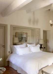 Chambre beige de la bastide Dalméran