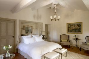 Chambre beige de la maison de vacances du domaine de Dalméran