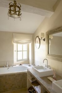 Salle de bain avec baignoire de la Bastide de Dalméran, mais de vacances dans les Alpilles