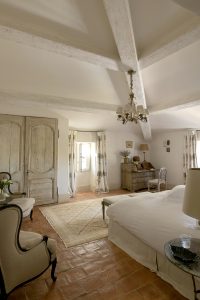 Chambre beige de la Bastide Dalméran, maison de vacances de luxe dans les Alpilles