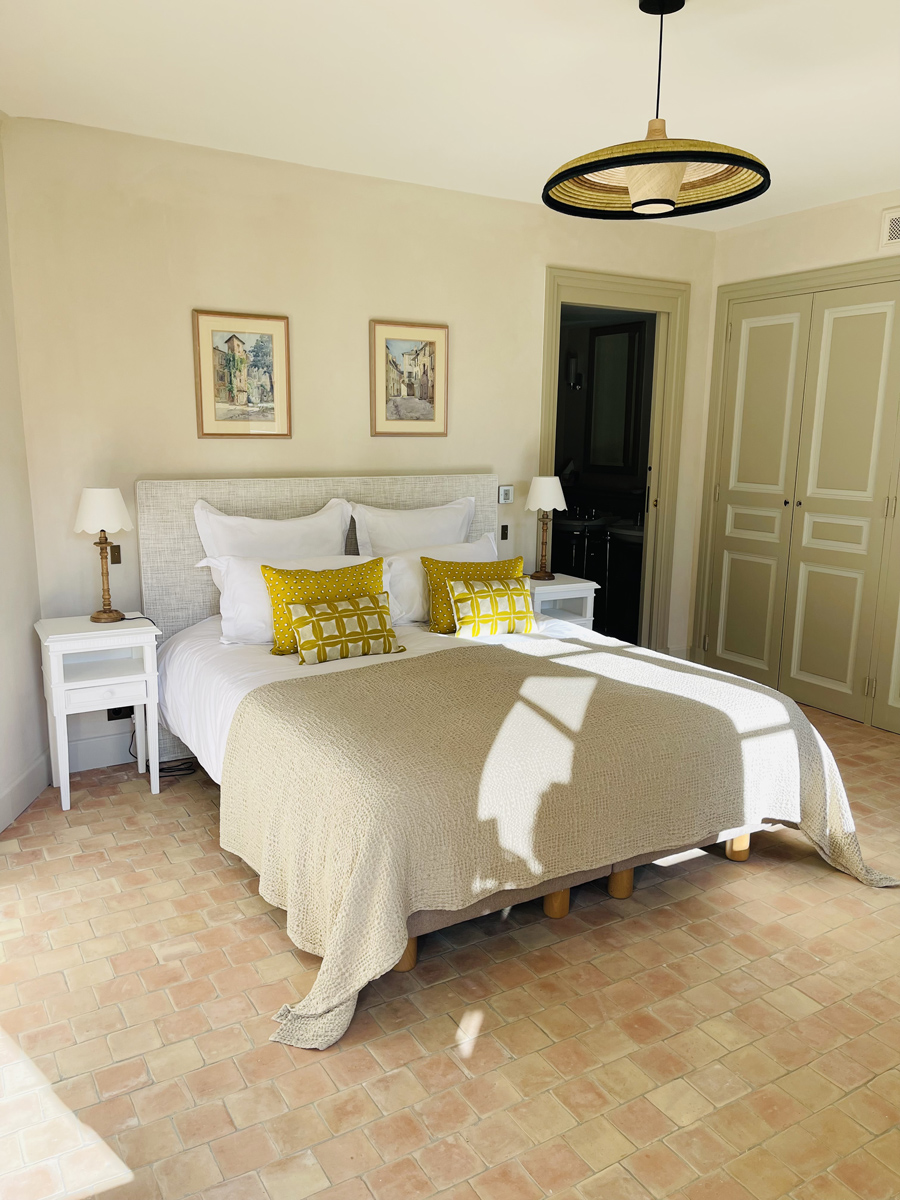 La chambre jaune avec salle de bain