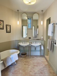 La Chambre jaune avec la salle de bain