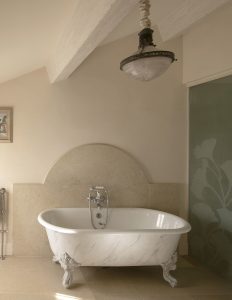 Salle de bain avec baignoire en marbre de la bastide Dalméran