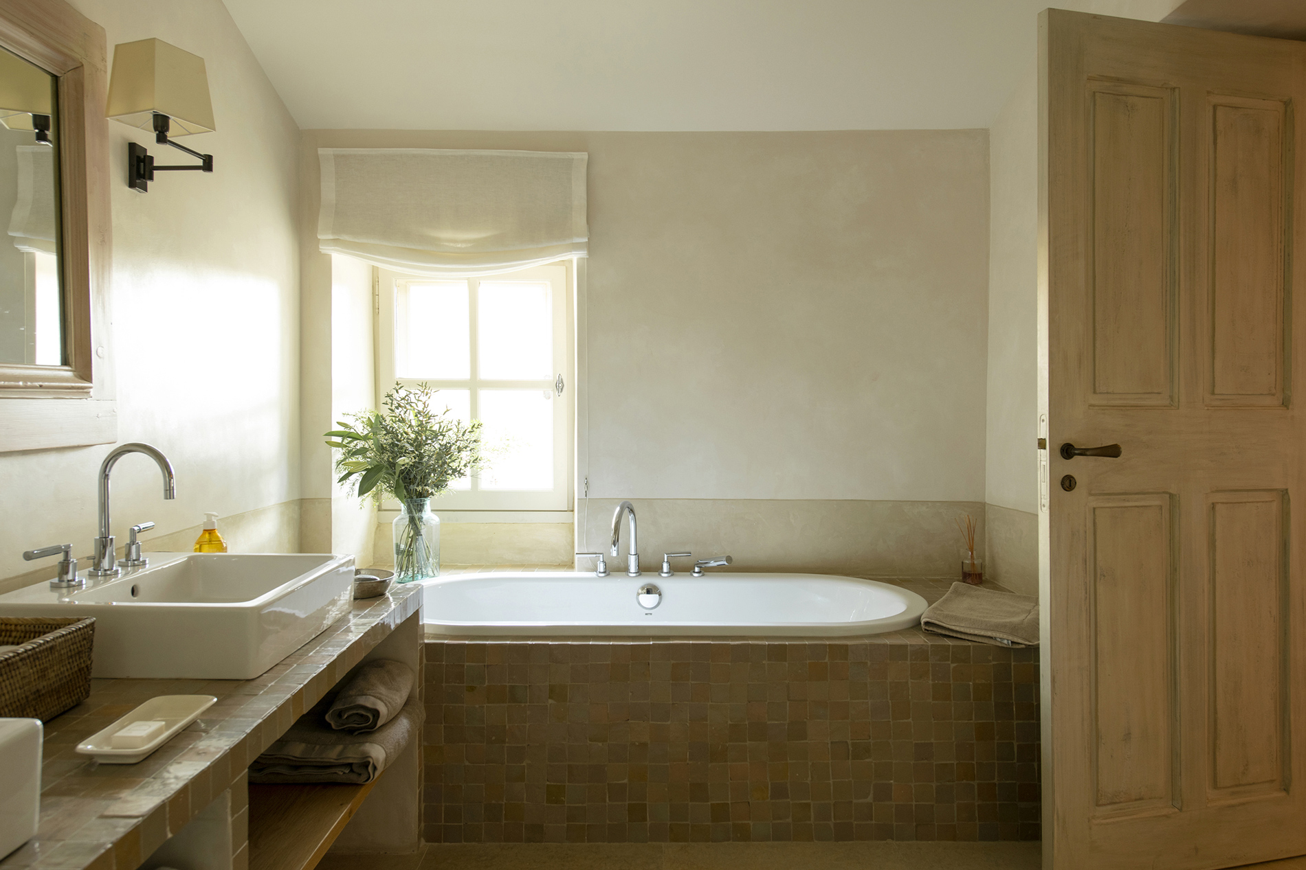 Salle de bain de la chambre rose, maison de vacances à louer la Bastide de Dalméran