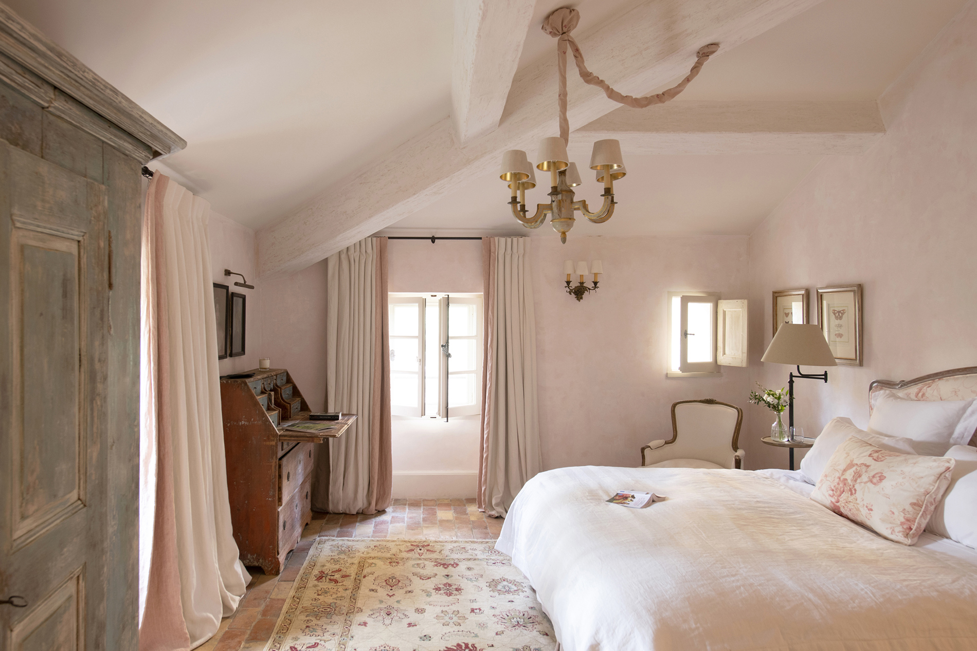Chambre rose avec salle de bain location d'une maison de vacances dans les Alpilles