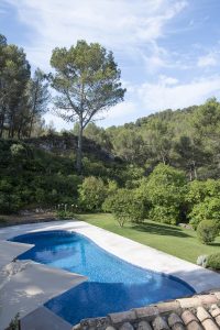 La piscine de la maison de vacances sur le domaine viticole de Dalméran