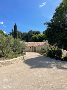 Entrée du Mas Certain, location de maison dans les Alpilles
