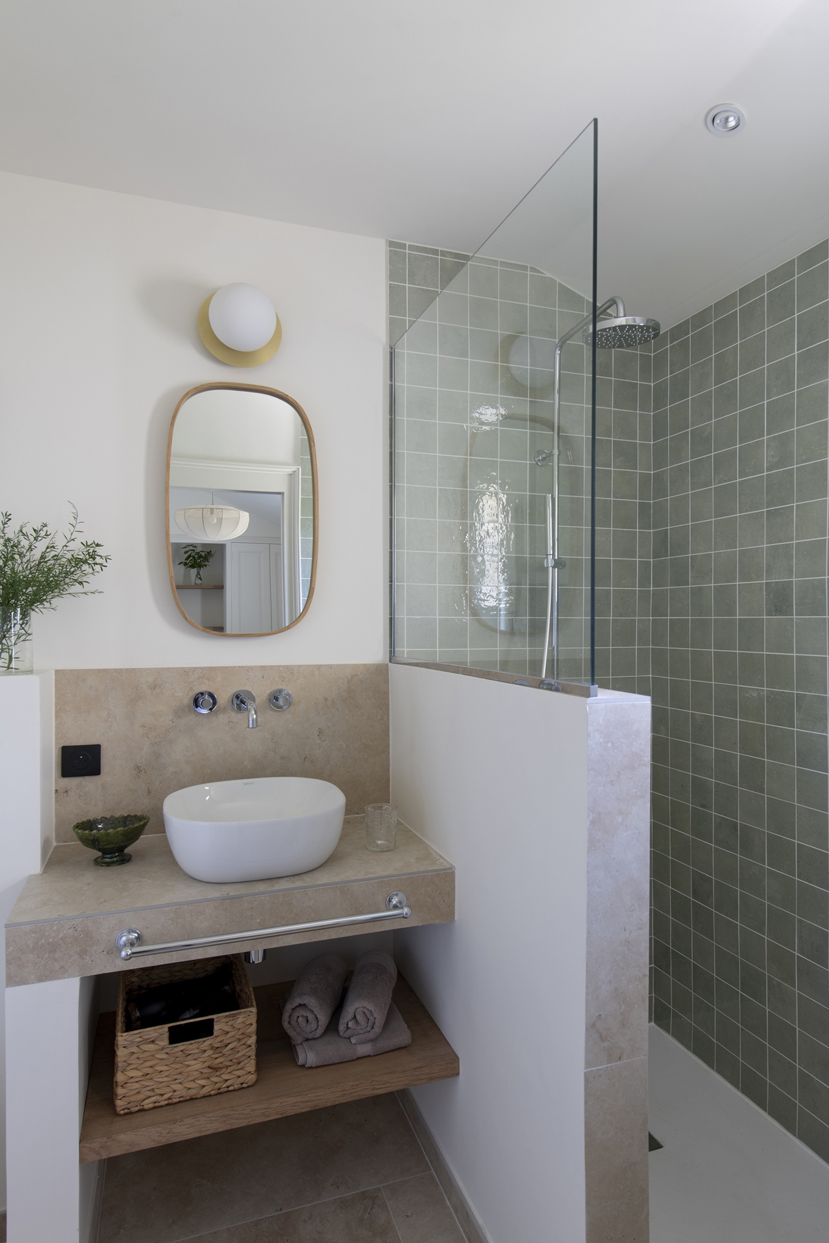 chambre_salle_de_bain_paon_mas_certain_maison_location_estivale_domaine_dalmeran_alpilles_provence