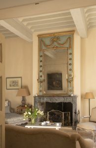 La cheminée du petit salon de la Bastide de Dalméran pour des vacances en hiver en provence