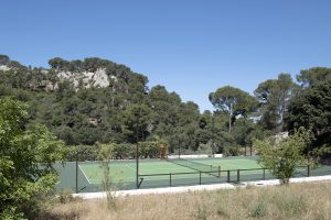 Location d'une villa avec piscine et terrain de tennis dans les Alpilles, proches de Saint-Rémy-de-Provence