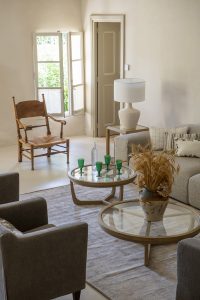 Petit salon de la Bastide Dalméran pour un séjour en famille dans les Alpilles