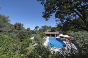 La grande piscine de la Bastide de Dalméran avec pool house