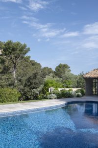 La grande piscine et le pool house de la Bastide Dalméran au milieu des pins de provence