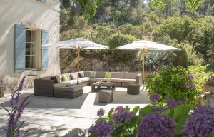Salon de jardin avec grande banquette pour profiter de vacances dans les Alpilles