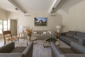 Grand salon convivial d'une maison de vacances pour 12 personnes dans les Alpilles