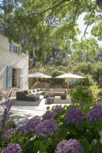 Terrasse extérieure avec salon de jardin dans la maison de vacances La Bastide de Dalméran